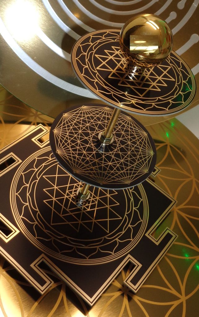 Tesla-Antenne-LAKSHMI: Stapel aus goldenen Scheiben mit geometrischen Mustern, Seitenansicht