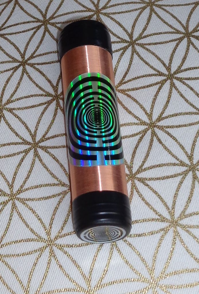 TESLA-Orgon-Spule Pro+ 5G: Zylindrische Kupferspule mit holografischem Spiralmuster, Draufsicht