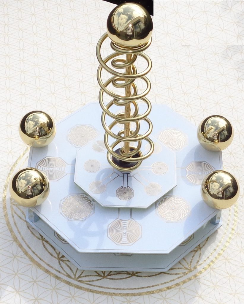 Tesla-Antenne-PRANA-SPIRIT: Tesla-Antenne mit goldenen Kugeln und Spirale auf achteckiger Basis, Draufsicht