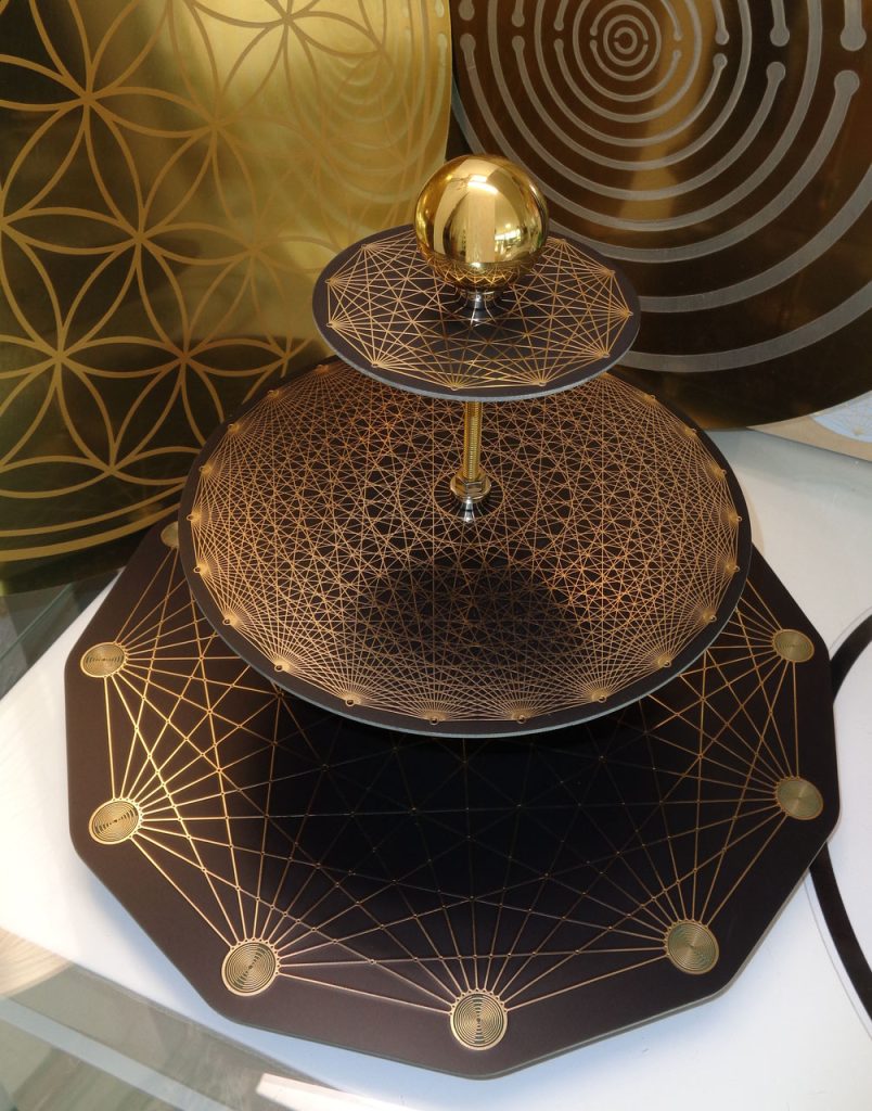 Tesla-Antenne-Matrix: Mehrstufige Tesla-Antenne mit goldenen geometrischen Mustern, Seitenansicht