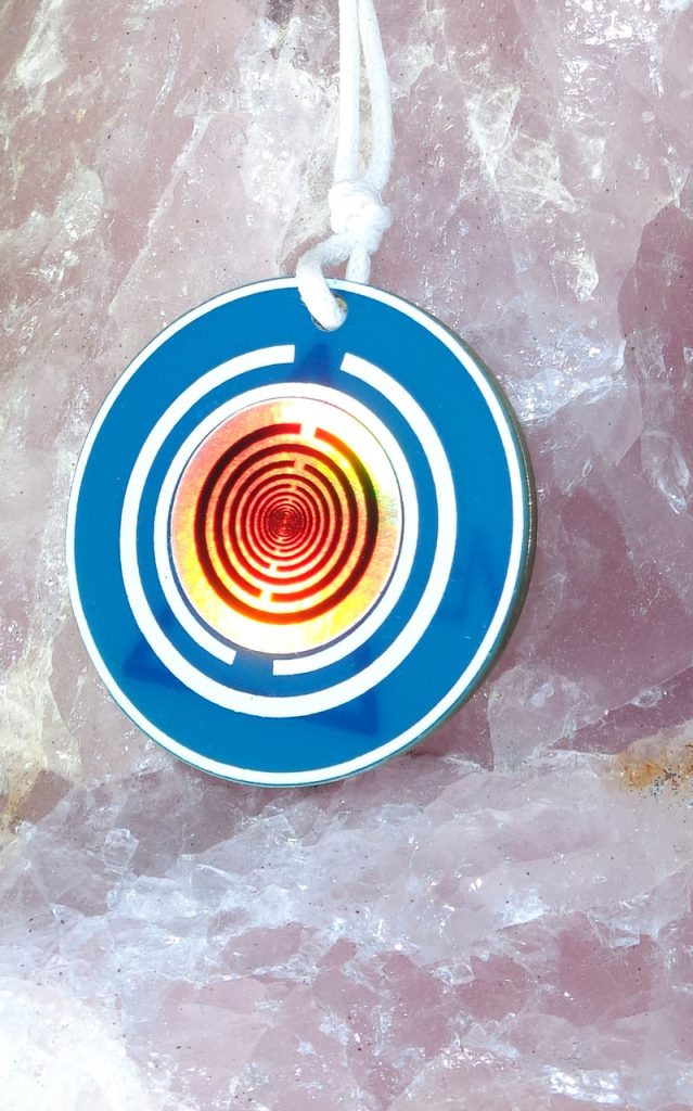 PRANA-ECHO-Pendant Pro+ 5G: Runder Energie-Anhänger in Blau mit konzentrischen Kreisen, Draufsicht auf Kristalloberfläche