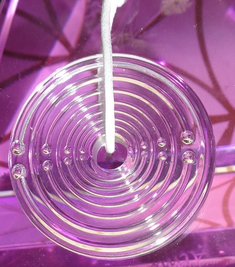 POLARI-3D-RAD Kristallglas-Anhänger 528Hz + 999Hz: Runder Kristallglas-Anhänger mit konzentrischen Ringen, Draufsicht