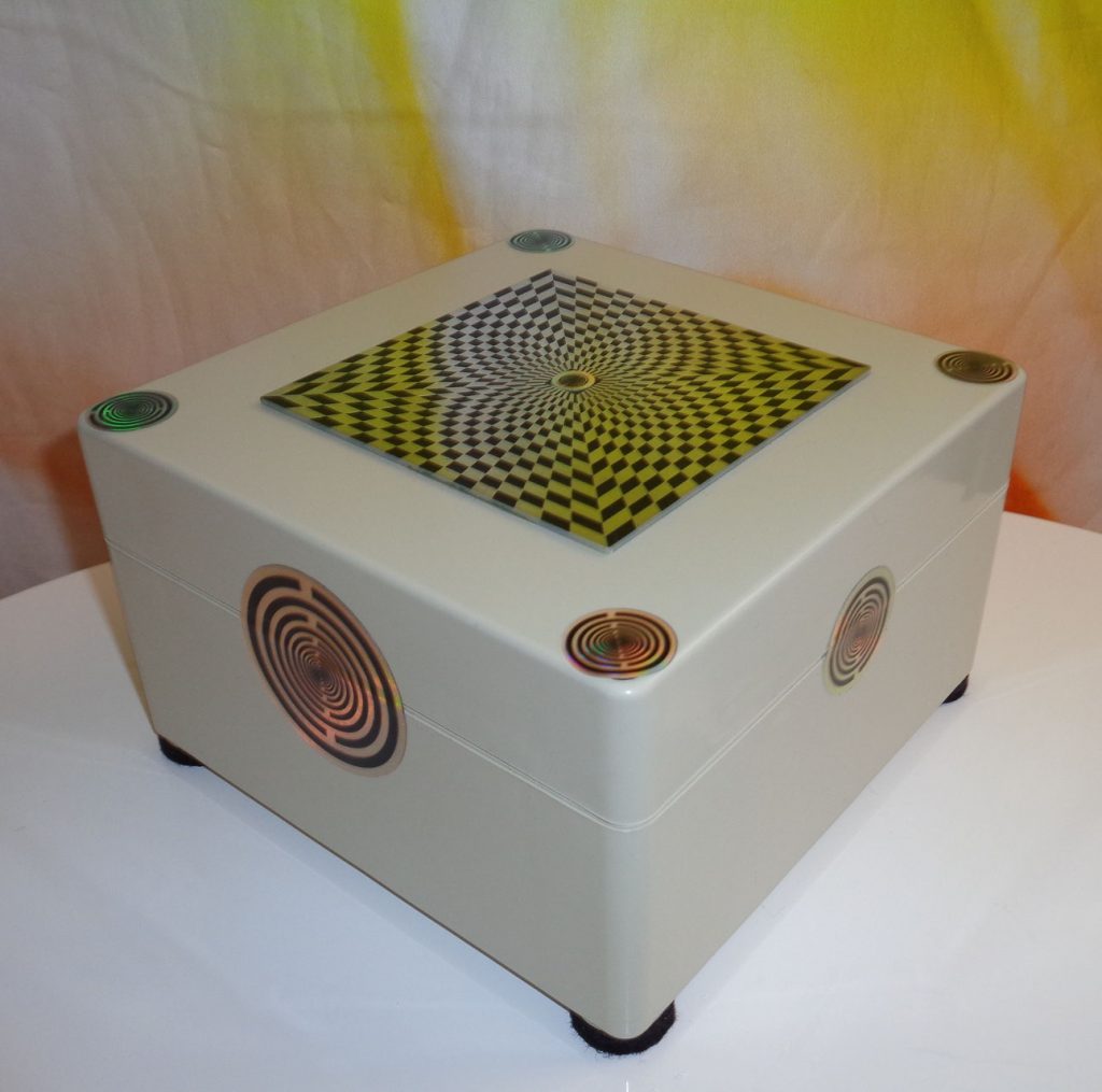 Prana-Frequenz-Cube XXL +Hologramm: Großer weißer Cube mit spiralförmigen Mustern und 3D-Optik auf der Oberseite