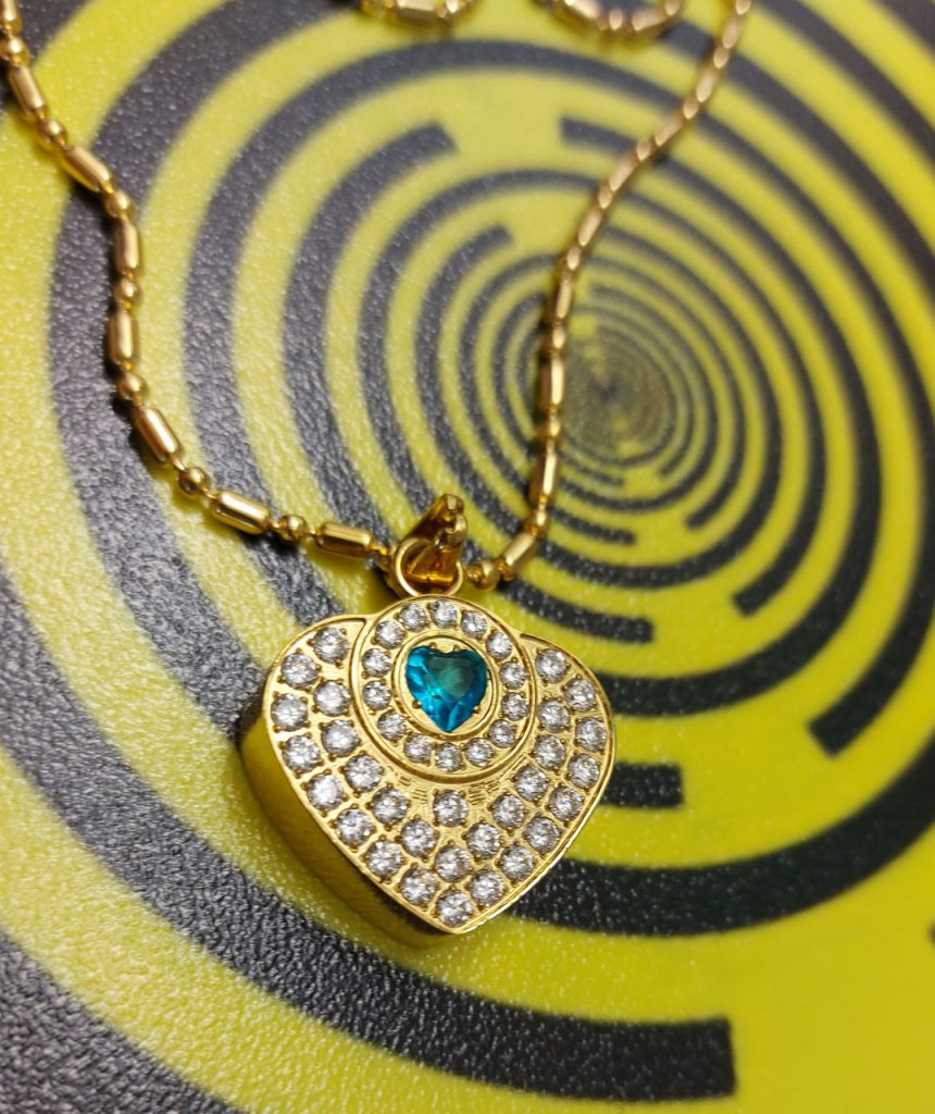 Nano-Ion-Herz Energie-Anhänger: Goldener Herz-Energie-Anhänger mit blauem Stein und Strass, Draufsicht auf Spiralmuster