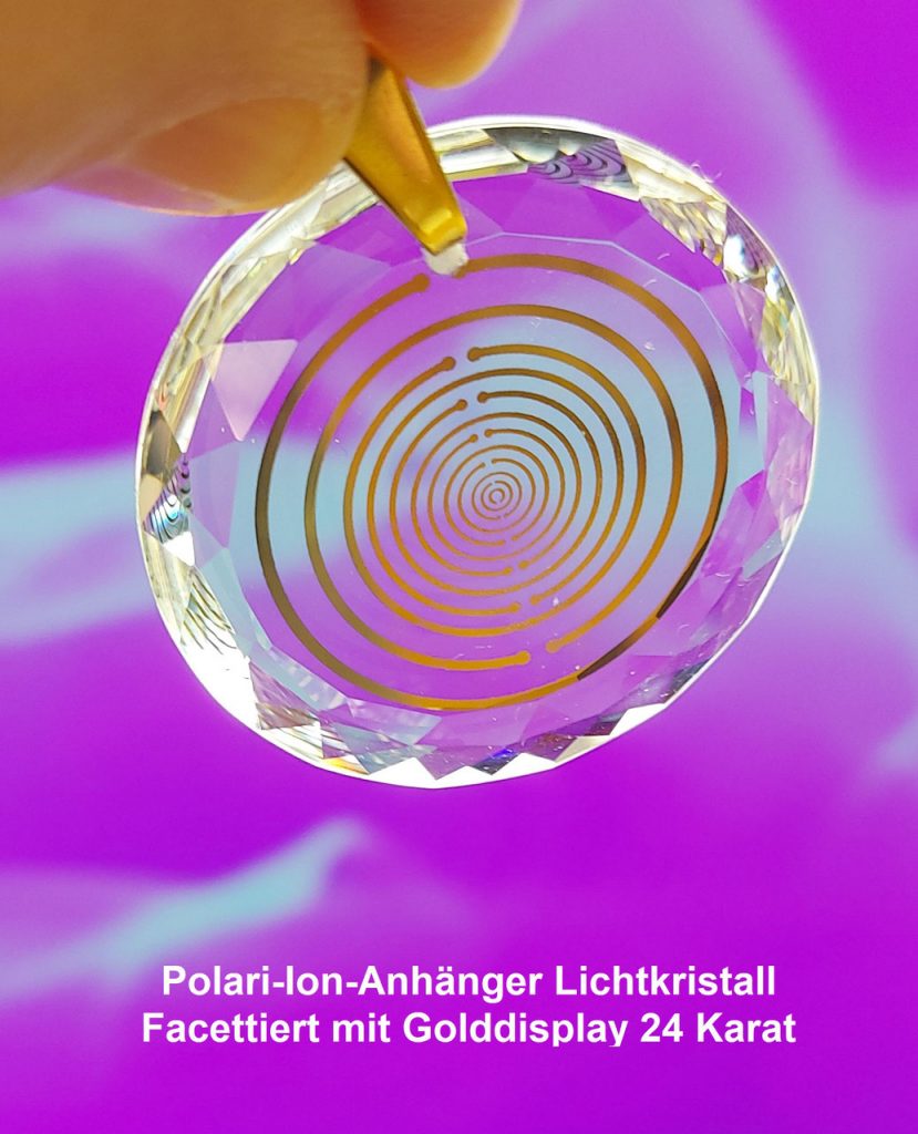 Polari-ION-Anhänger: Facettierter Lichtkristall-Anhänger mit goldenen Spiralen, Hand hält energie-anhänger