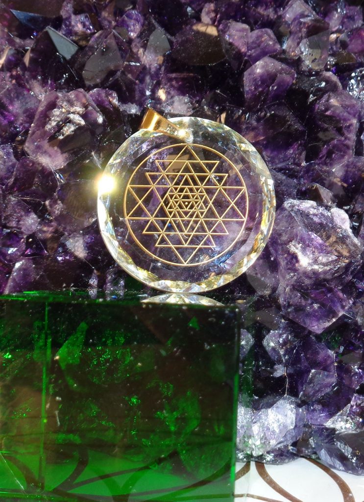 Sri-Yantra-Lakshmi-Anhänger 5G: Runder Anhänger mit goldenem Sri-Yantra-Symbol auf Amethysten, Draufsicht