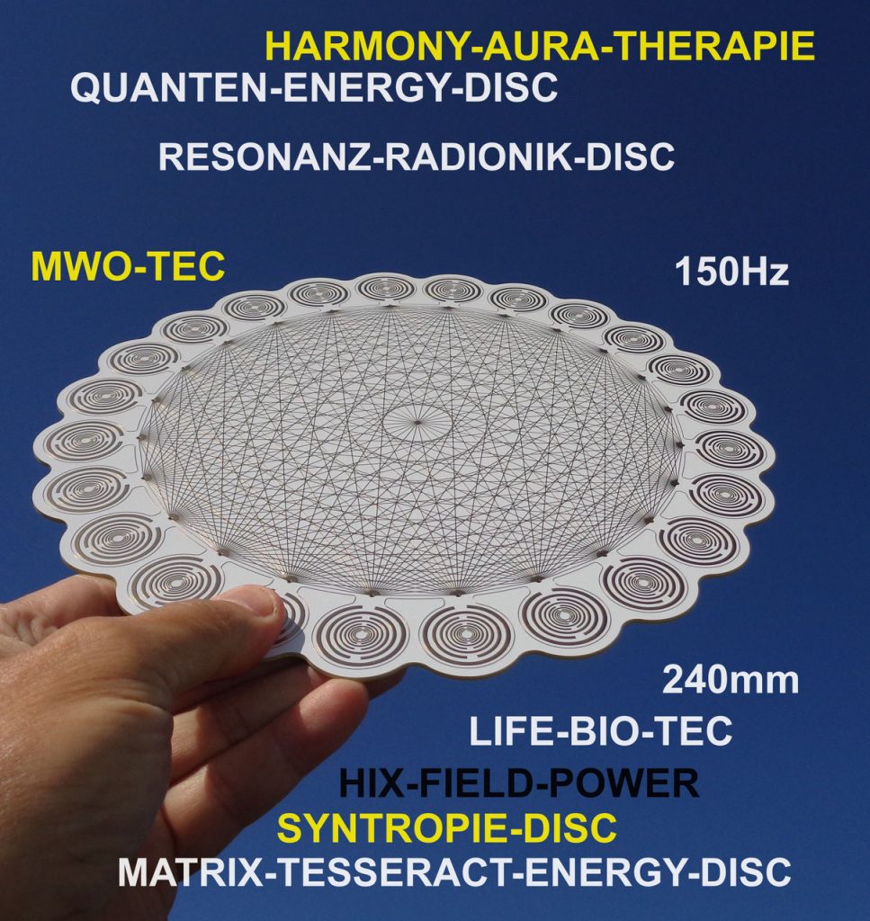 Matrix-Tesserakt-MWO-Scheibe: Hand hält weiße Energieplatte mit Matrix Tesserakt vor blauem Himmel