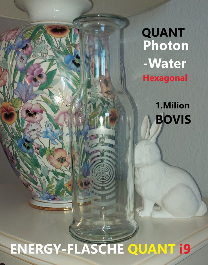 Quanten-Flasche i9: Glasflasche mit konzentrischem Kreismuster vor floralem Hintergrund