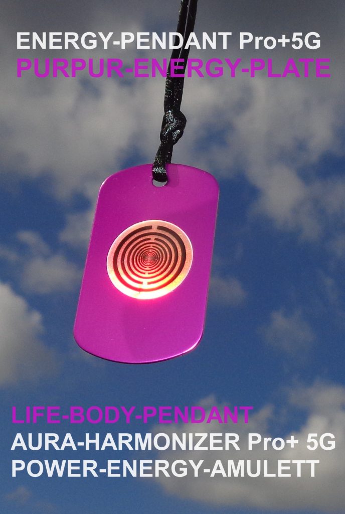 Purpur-Plate Teslaantenne Amulett: Lila Amulett mit Spiralsymbol, aufgehängt vor blauem Himmel