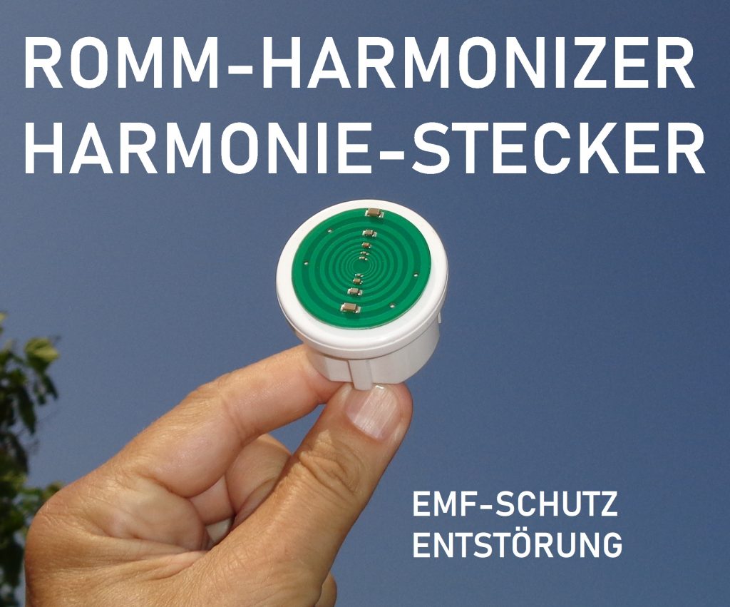 Prana-Harmonie-Stecker: Hand hält weißen Harmonizer-Stecker mit grünem Kreisdesign in der Luft