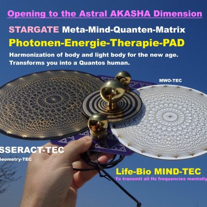 STARGATE Meta-Mind Pad: Hand hält zwei runde Energie-Scheiben mit goldenen Mustern gegen blauen Himmel