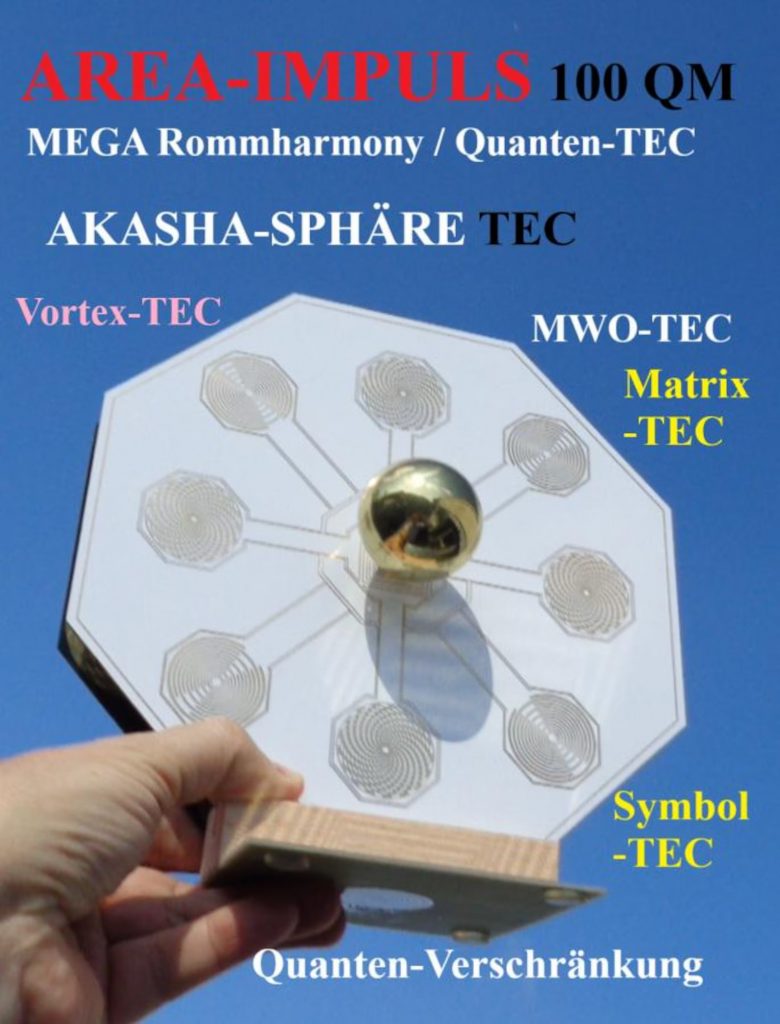 Area-Impuls 100qm Cosmic Antenna: Hand hält achteckige Cosmic Antenna mit goldener Kugel vor blauem Himmel
