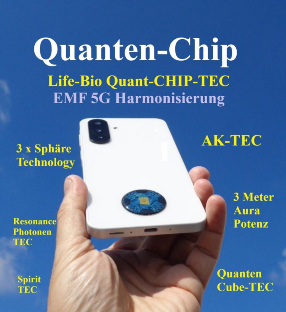 EMF Handy-Chip Aura-Harmonie: Hand hält Smartphone mit blauem EMF Handy Chip am Rücken in der Sonne