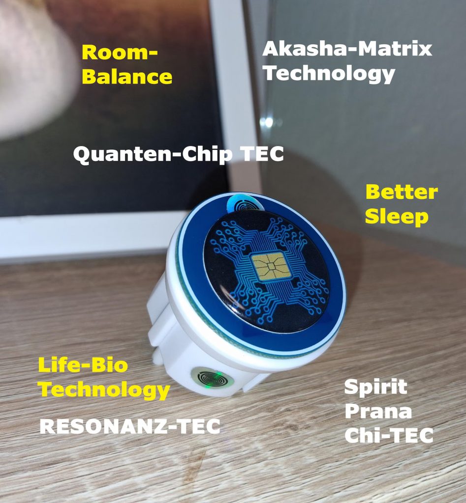 Quanten-Chip-Stecker Roomharmony 100m: Quanten-Chip-Stecker mit blauem Schaltkreismuster auf Holztisch