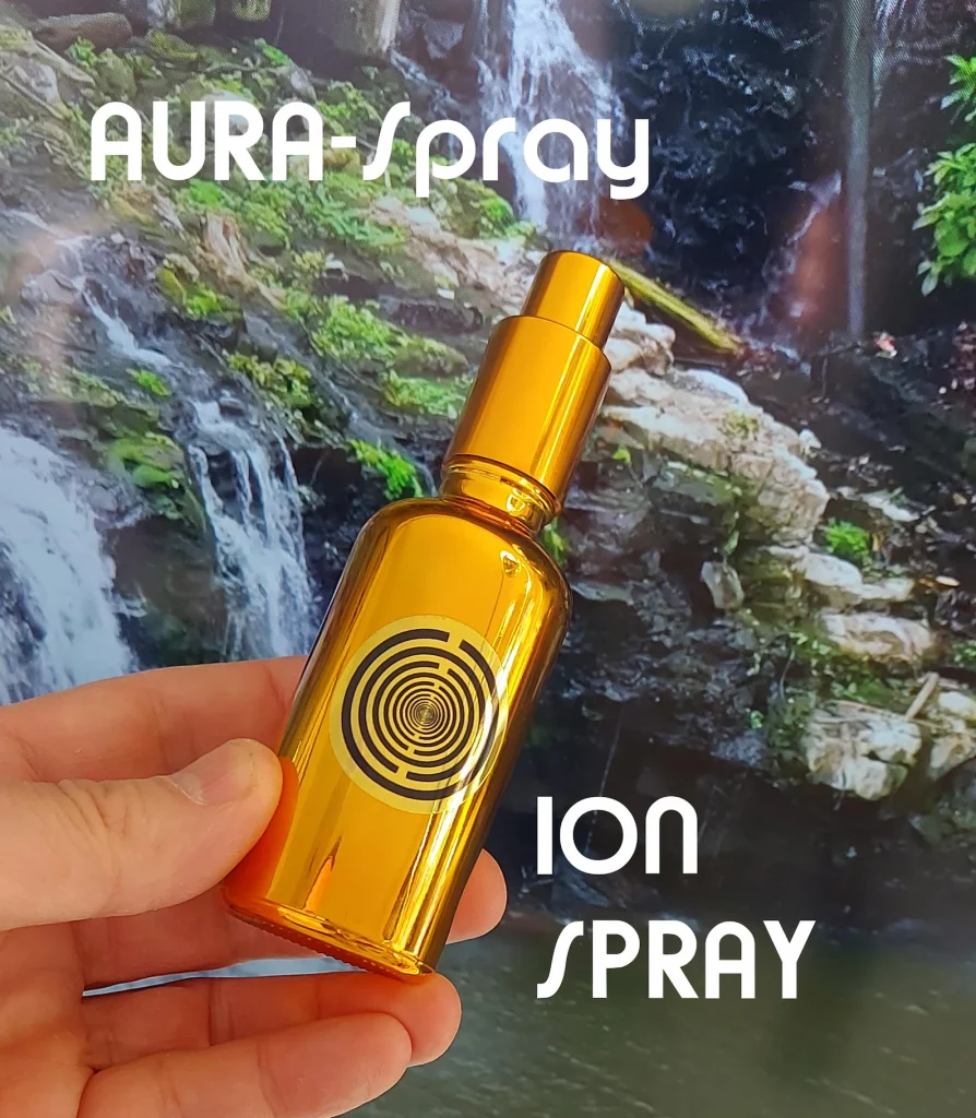 ION Energy-Spray Flasche: Goldene Sprühflasche mit schwarzem Kreissymbol vor Wasserfall-Hintergrund
