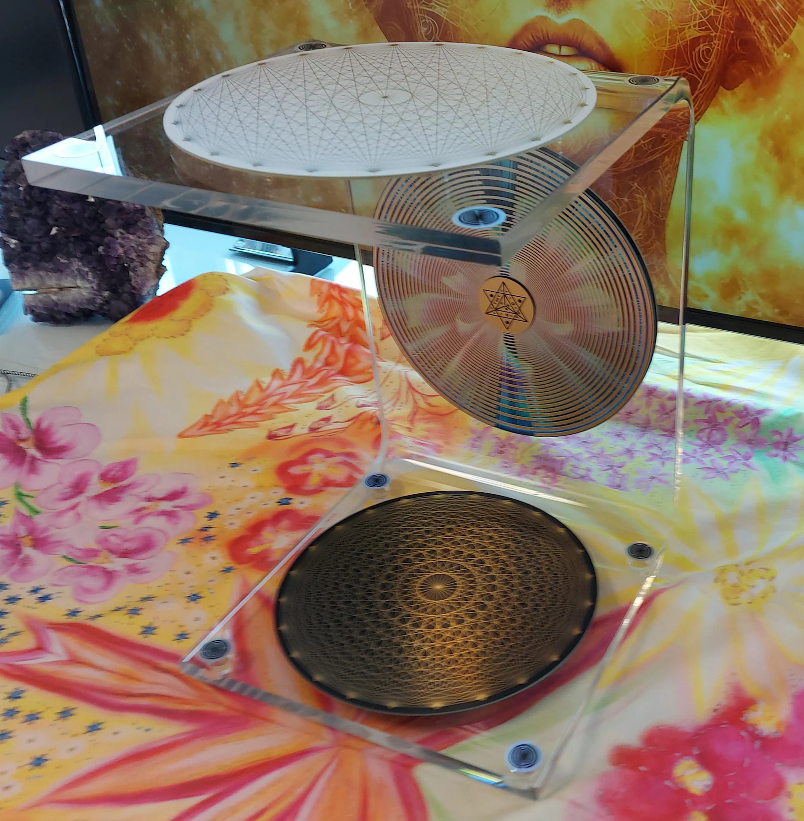 Dreischichtiger Akasha-Cube mit geometrischen Mustern auf buntem Tuch