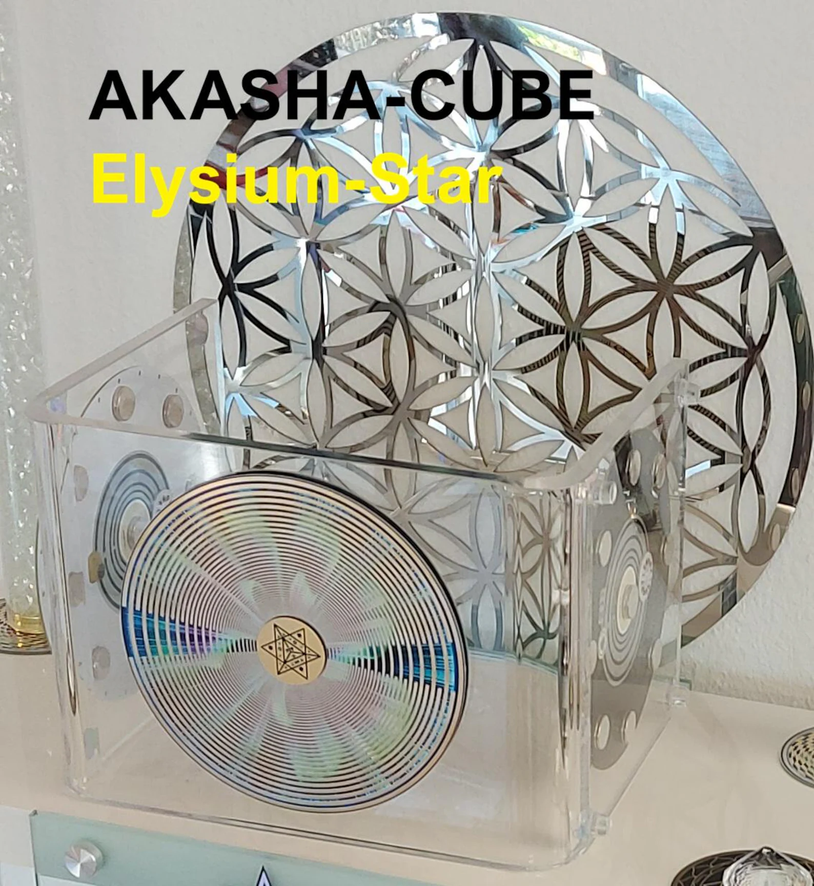Transparenter Akasha-Cube mit holografischem Kreisdesign, Quantenfeld, Seitenansicht