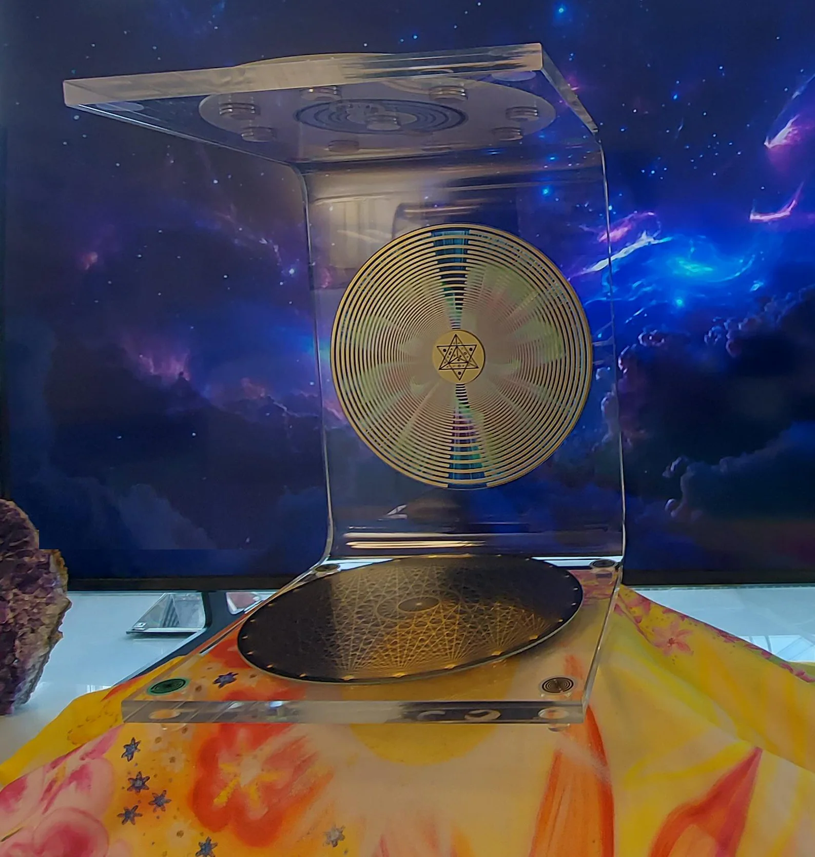 Transparenter Quantenfeld-Cube mit goldener Energie-Scheibe und Sternsymbol, Seitenansicht
