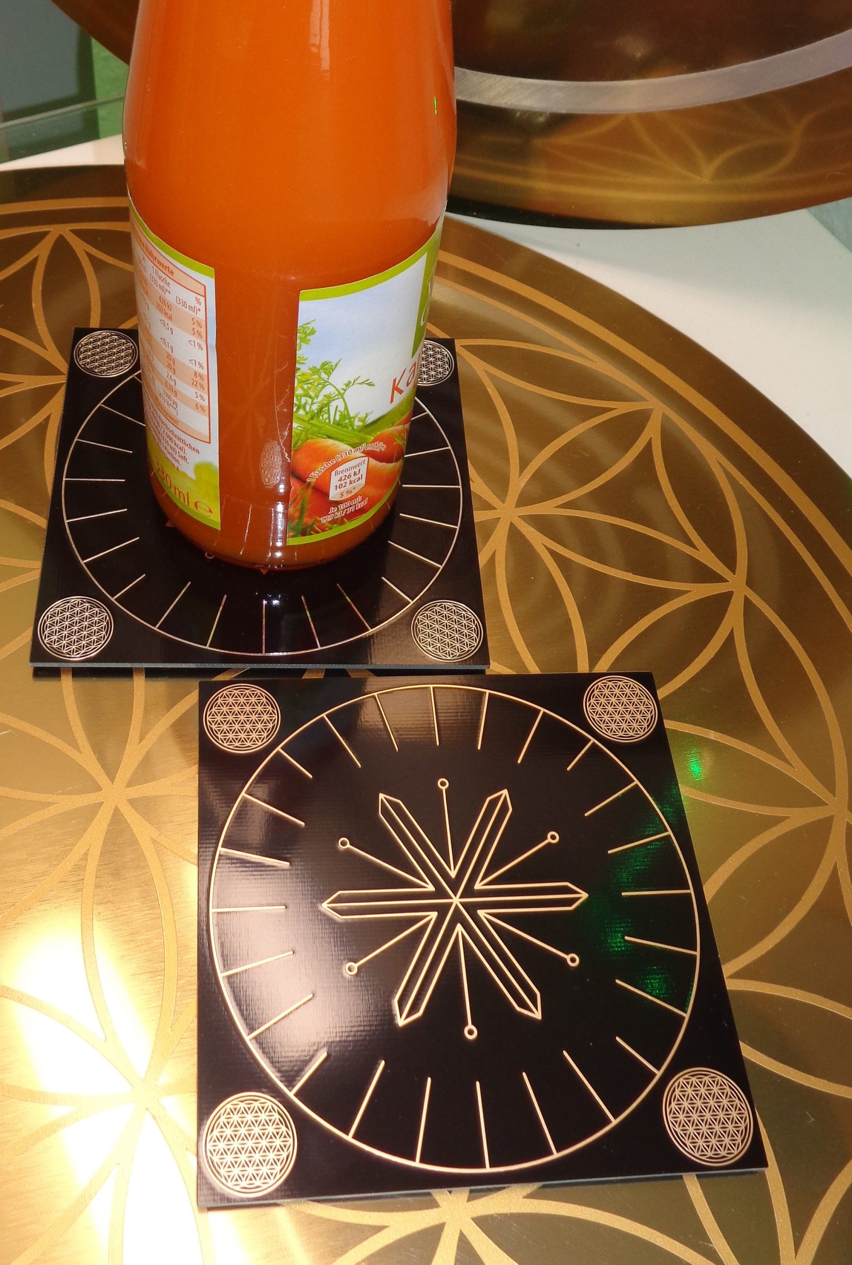 Quadratische Wasser-Scheibe in Schwarz-Gold mit geometrischem Muster, Draufsicht