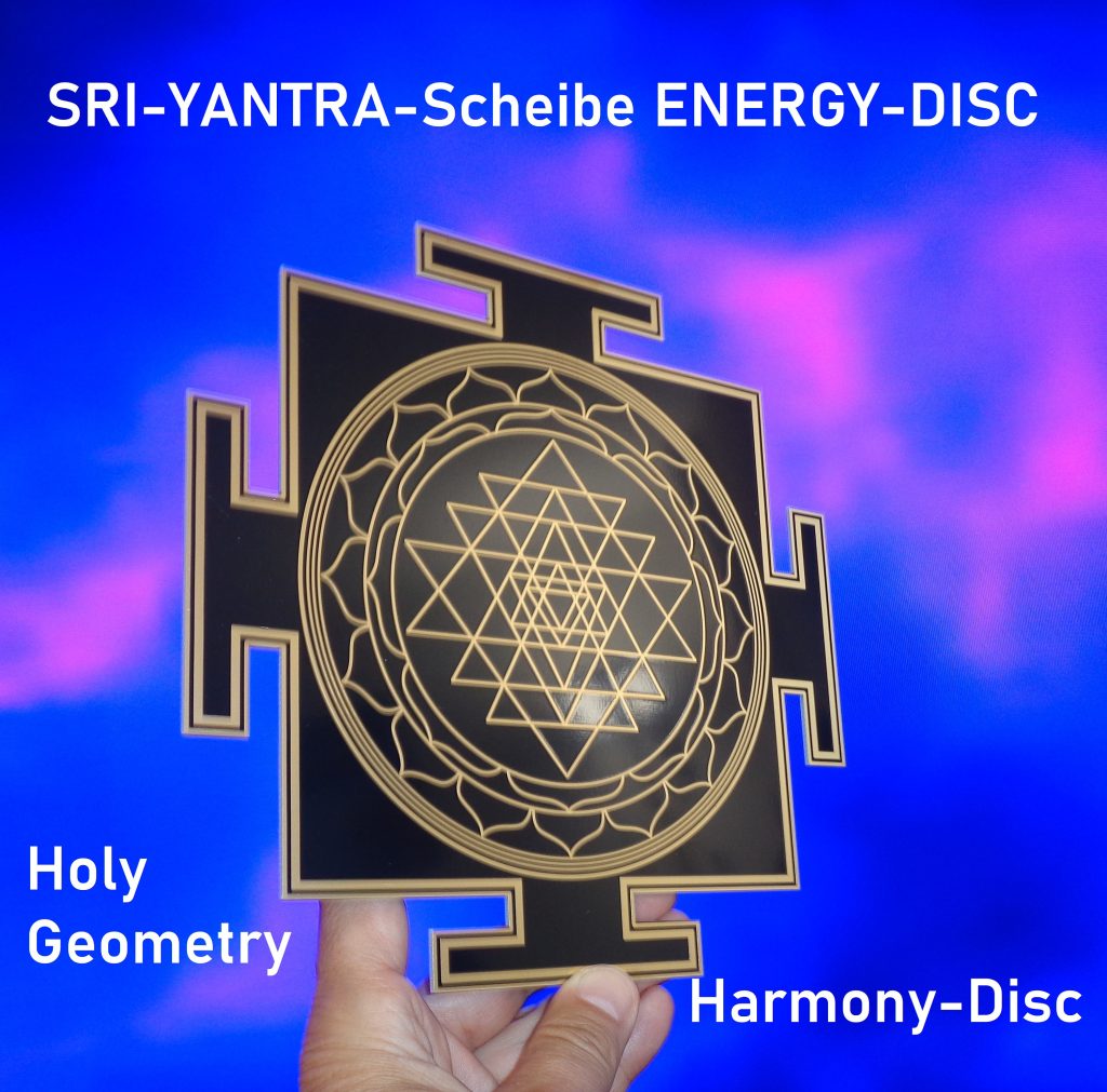 SRI YANTRA Energie-Scheiben: Hand hält schwarze Sri-Yantra-Energie-Scheibe mit goldenen Linien vor blauem Hintergrund