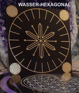 Schwarze Wasser-Scheibe mit goldenen geometrischen Mustern, Draufsicht