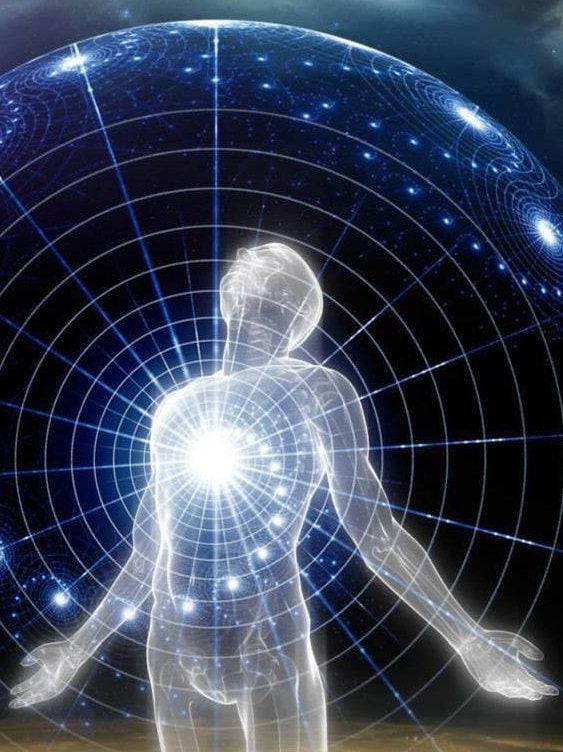 Transparente Figur mit leuchtendem Herz vor kosmischem Netz im Hintergrund