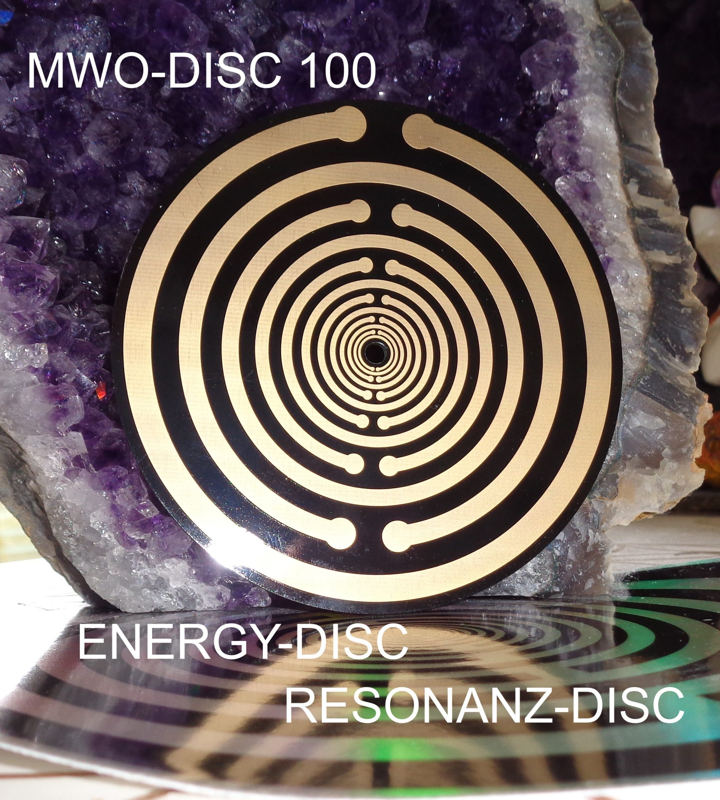 Polari Black/Gold Edition: Runde energie-scheibe MWO-DISC 100 mit konzentrischen Kreisen auf Amethyst-Steinen