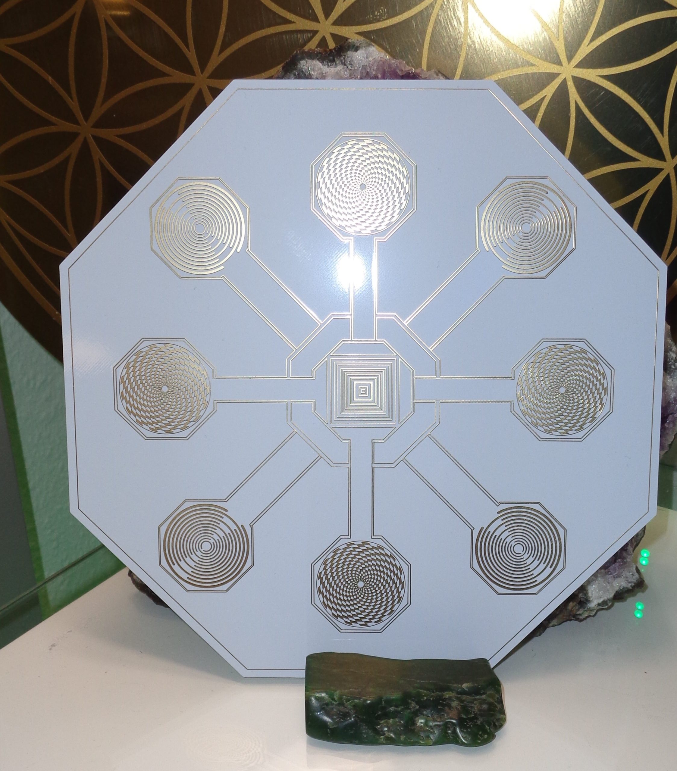 Achteckige Energie-Scheibe in Weiß mit goldenen Spiralsymbolen, Draufsicht