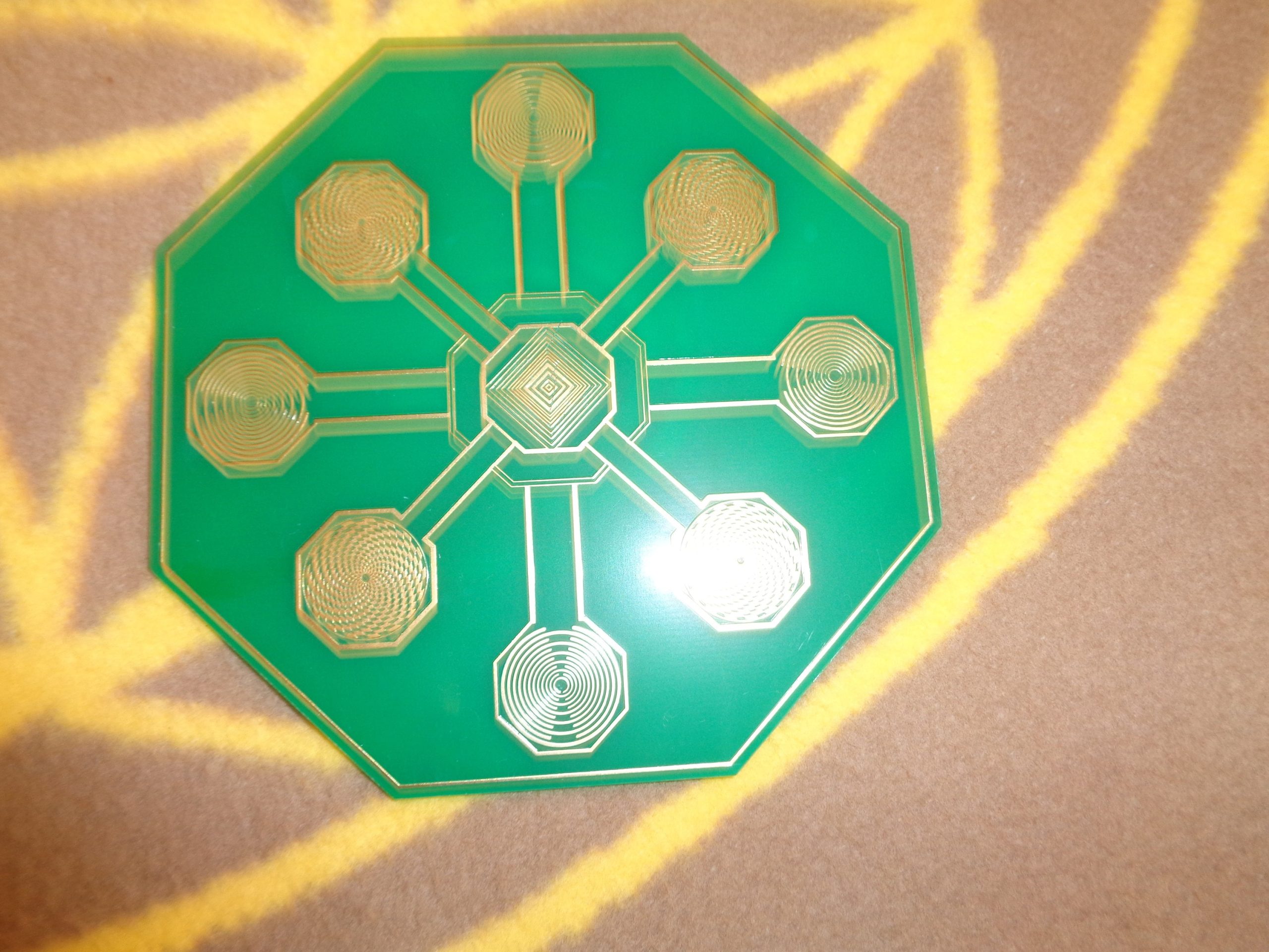 Grüne, achteckige Energie-Scheibe mit goldenen Spiralmustern, Draufsicht