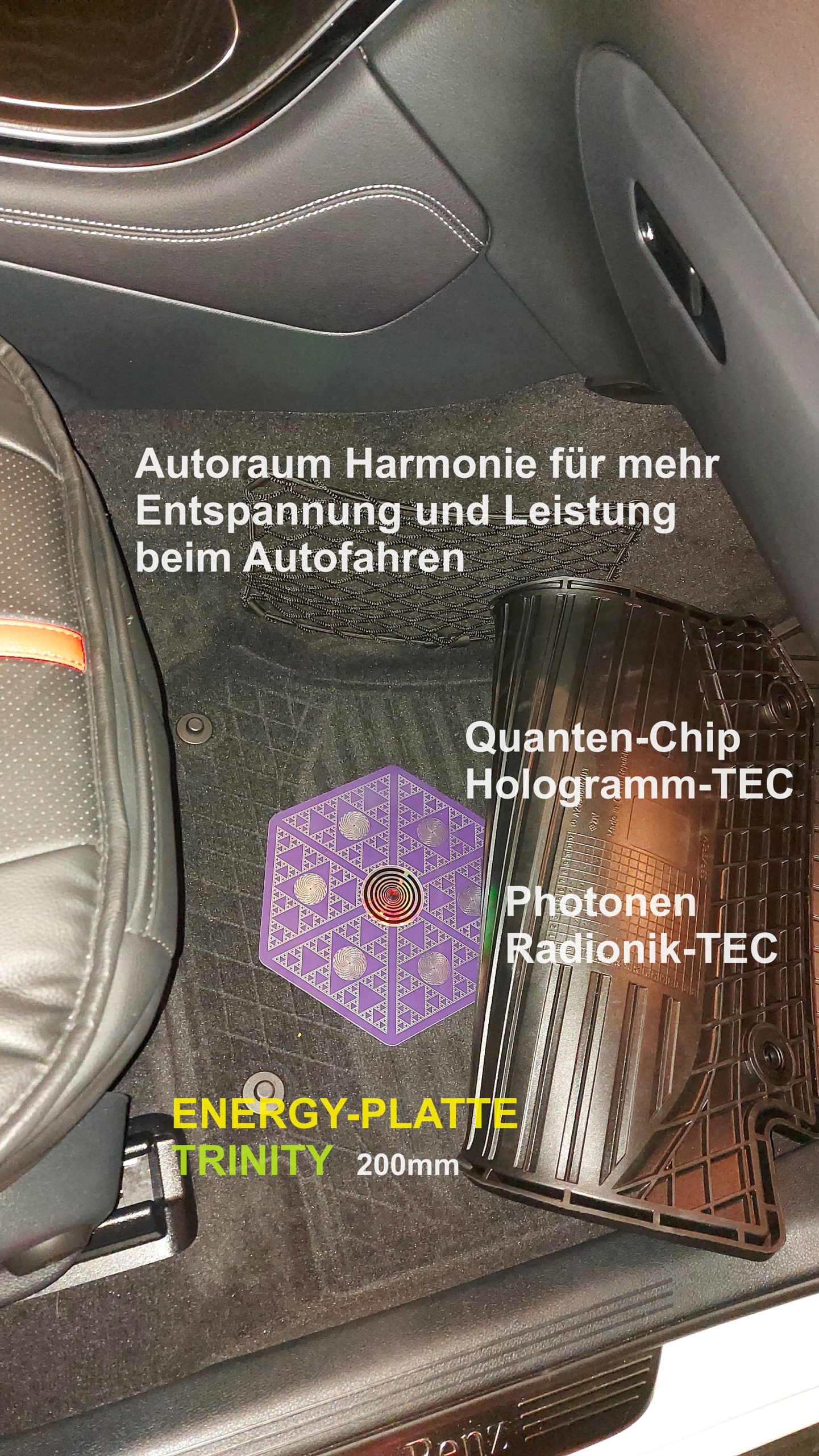 Sechseckige lila Energieplatte auf Autofußmatte, Innenraumansicht