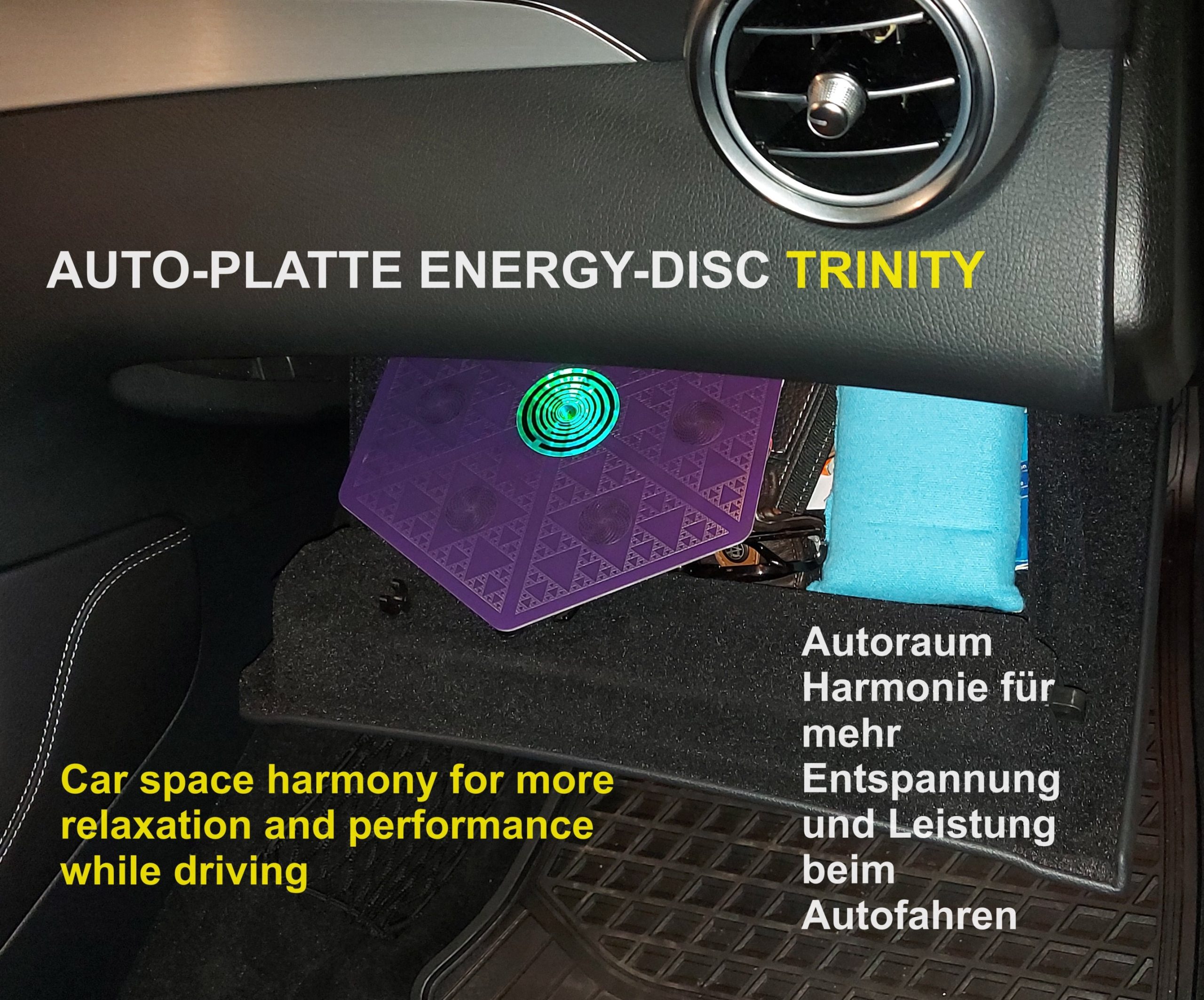 Lila Energieplatte mit grünem Spiralsymbol im Auto-Handschuhfach