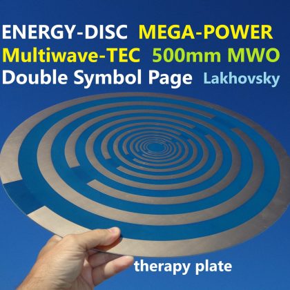 Mega-Disc Doppel 500mm: Hand hält Mega-Disc mit blauen Spiralen gegen blauen Himmel