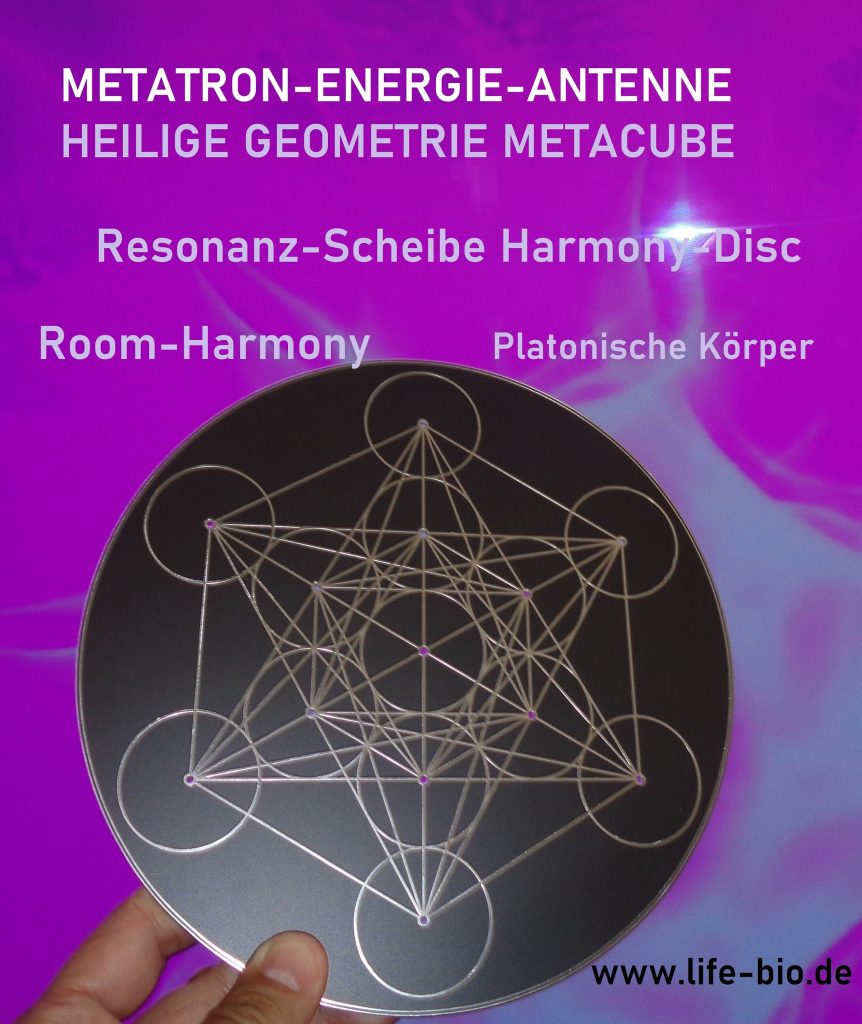 Meta-Cube Energie-Scheiben: Runde Resonanz-Scheibe mit geometrischem Muster, Hand hält sie vor lila Hintergrund