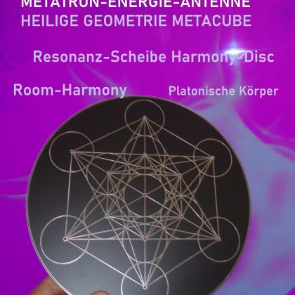 Meta-Cube Energie-Scheiben: Runde Resonanz-Scheibe mit geometrischem Muster, Hand hält sie vor lila Hintergrund