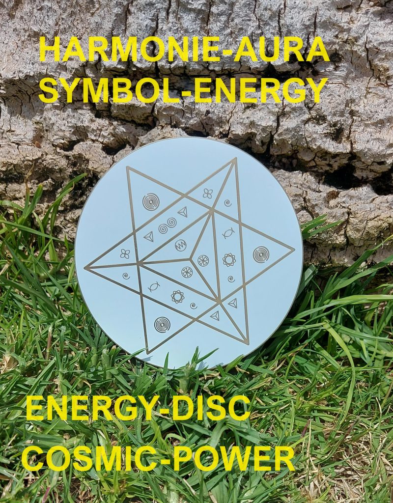 Elysium Disc: Runde Energie-Scheibe mit geometrischen Symbolen auf Gras, Draufsicht
