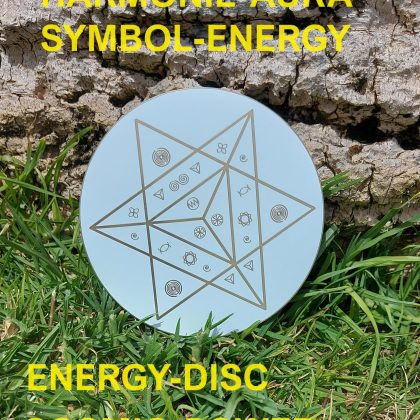 Elysium Disc: Runde Energie-Scheibe mit geometrischen Symbolen auf Gras, Draufsicht